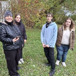 Wychowankowie po skończonej grze terenowej.