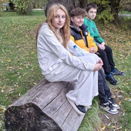 Wychowankowie odpoczywają na pniu.