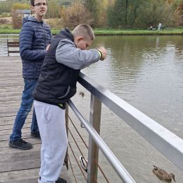 Wychowankowie z pomostu podziwiają faunę I florę.