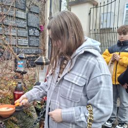 Symboliczny pomnik poświęcony Polakom zesłanym na Sybir znajduje się na Cmentarzu Starym, tuż przy jednym z jego wejść przy wschodnim murze.