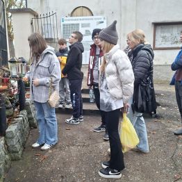 Wychowankowie przy symbolicznym  Pomniku Sybiraków na Cmentarzu Starym.