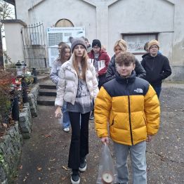 Spacer  alejkami cmentarza.