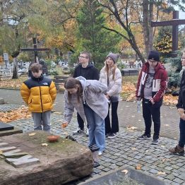 Przy Pomniku Katyńskim , zapalenie symbolicznego Znicza Pamięci.