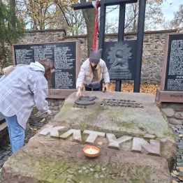Porządkowanie Pomnika przez wychowanki.
