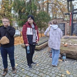 Wychowankowie obserwują Cmentarz Partyzantów.