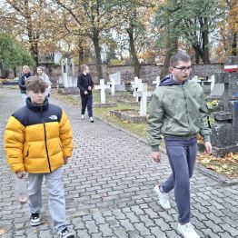 Przejście  do kolejnego Pomnika Pamięci Narodowej.