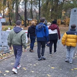 Wychowankowie na Cmentarzu Partyzantów.