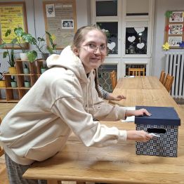 Dziewczynka podczas głosowania do MRGW.W