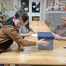 Wychowanek podczas  głosowania na swojego kandydata.