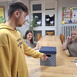 Wychowanek podczas głosowania.