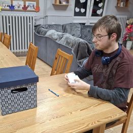 Chłopiec głosuję na kandydata do MRGW.