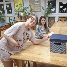 Dziewczynka głosuję do MRGW.