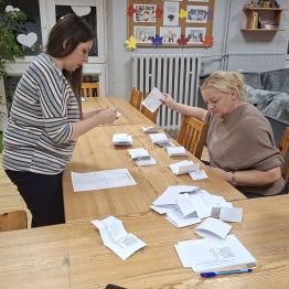 Komisja zlicza wszystkie głosy na poszczególnych kandydatów.