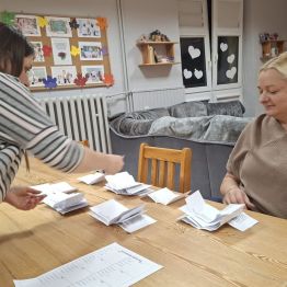 Komisja zlicza wszystkie głosy na poszczególnych kandydatów.