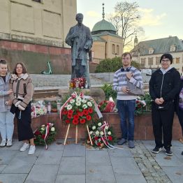 Wspólne zdjęcie przed pomnikiem bł.ks.Jerzego Popiełuszko.