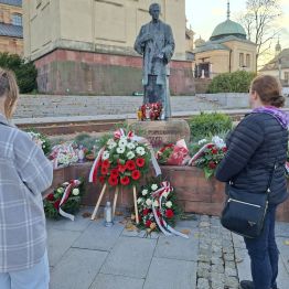 Wychowankowie stoją przed pomnikiem bł.ks.Jerzego Popiełuszko-kapelana "Solidarności".