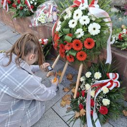 Dziewczynka zapalamy "Znicz Pamięci".