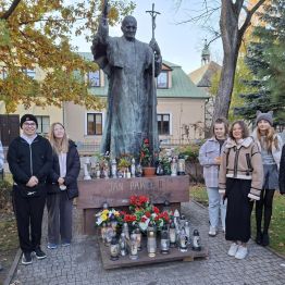 Wspólne zdjęcie przed Pomnikiem Jana Pawła II