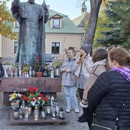 Wychowankowie przed pomnikiem Jana Pawła II.