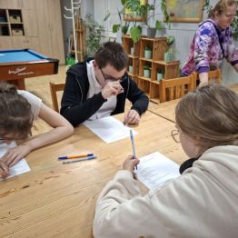 Uczestnicy konkursu znagają się z pytaniami.