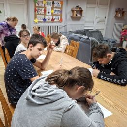 Wychowankowie podczas testu znajomości życia  św.Jana Pawła II