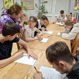 Młodzież podczas rozwiązywania testu wiedzy.