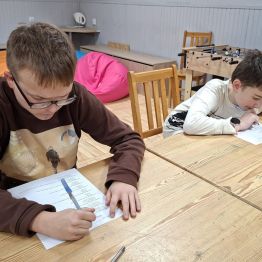 Wychowanek rozwiązuje test wiedzy.