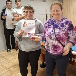 Wychowanka z dyplomem i nagrodą.