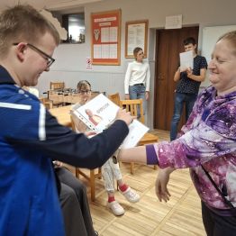 Wychowanek otrzymuje dyplom za udział w konkursie.