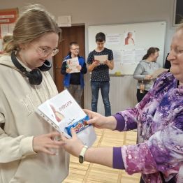 Wręczenie wychowance dyplomu za udział w konkursie.