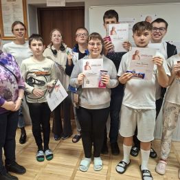 Wychowankowie z nagrodami i dyplomami.