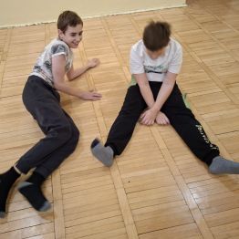 Wychowankowie turlają się po podłodze zgodnie z ruchem zegara.