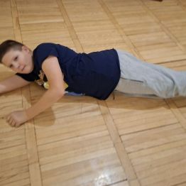 Wychowanek turla się po podłodze zgodnie z ruchem zegara.