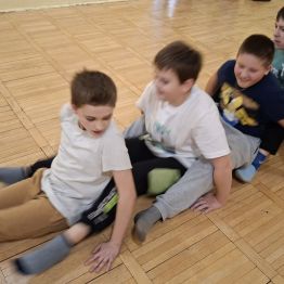 Wychowankowie tworzą pociąg i przesuwają się po podłodze.