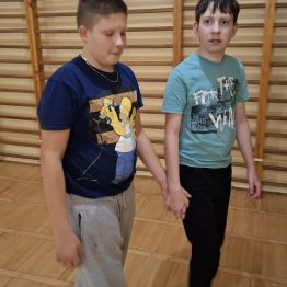 Wychowanek prowadzi drugiego chłopca, który ma zaknięte oczy.Mówi mu jak ma się poruszać , kiedy nic nie widzi.Próbuje zająć prowadzącemu.