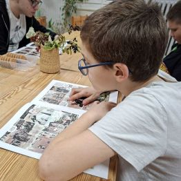 Chłopiec czyta komiks o tematyce II wojny światowej.