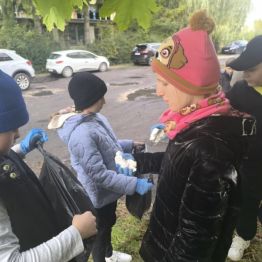 Uczniowie klas I-III sprzątają okolice wokół szkoły