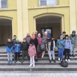 Uczniowie klas I-III sprzątają okolice wokół szkoły
