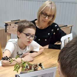 Rozmowa z chłpocem na temat czytanego komiksu. 