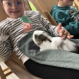 Uczniowie klas 1-3 podczas królikoterapii.