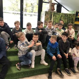 Uczniowie klas 1-3  w trakcie prezentacji książki.