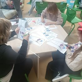 Grupa uczniów przygotowuje krawaty dla super chłopaków.