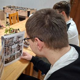 Chłopiecy czytają komiksy o tematyce II wojny światowej.