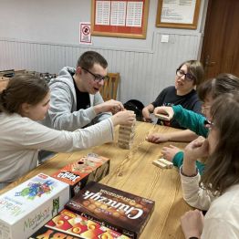 Chłopiec i dziewczynki układają piradmidę- Jenga