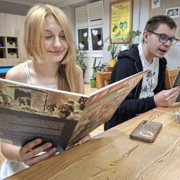 Dziewczynka czyta komiks o tematyce II wojny światowej.