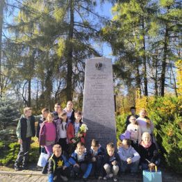 Uczniowie klas I-III oddają hołd poległym podczas II wojny światowej