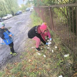 Uczniowie klas I-III sprzątają okolice wokół szkoły