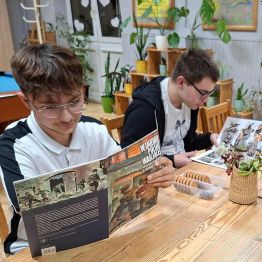 Chłopiecy czytają komiksy o tematyce II wojny światowej.