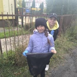 Uczniowie klas I-III sprzątają okolice wokół szkoły