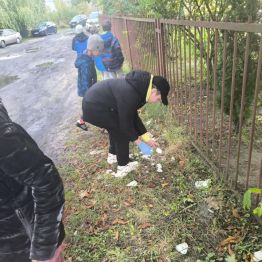 Uczniowie klas I-III sprzątają okolice wokół szkoły